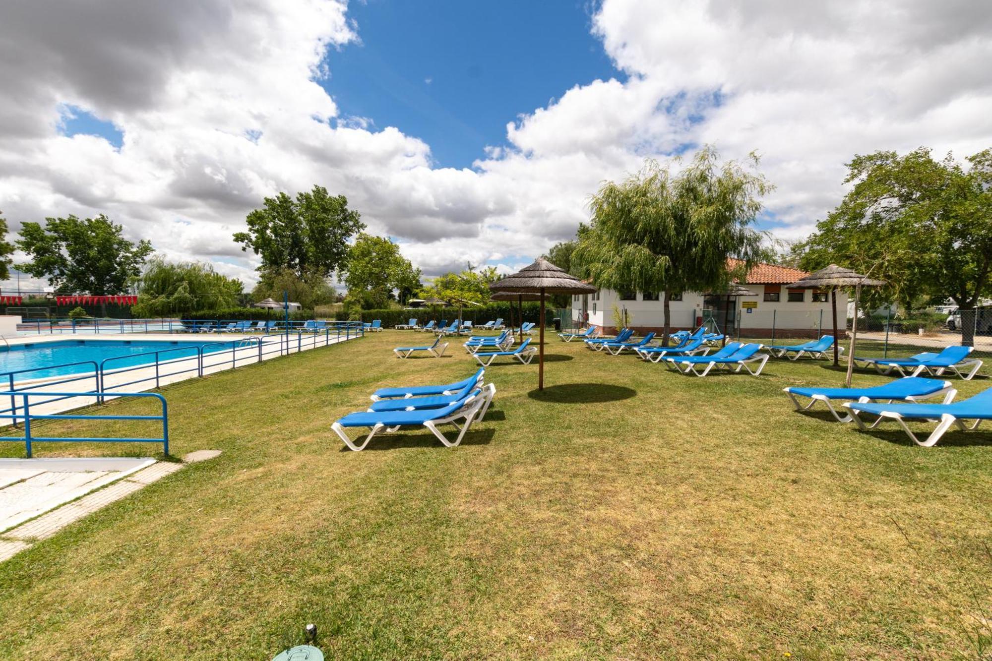 Parque De Campismo Orbitur Evora Hotell Exteriör bild